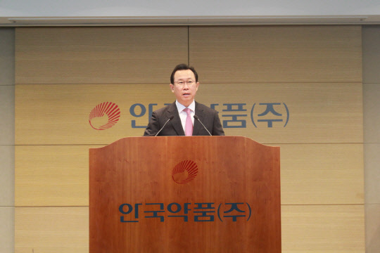 어진 안국약품 부회장이 지난 2일 서울 대림동 본사에서 진행한 시무식을 통해 목표 달성을 위한 업무 방향을 제시하고 있다.(안국약품 제공)